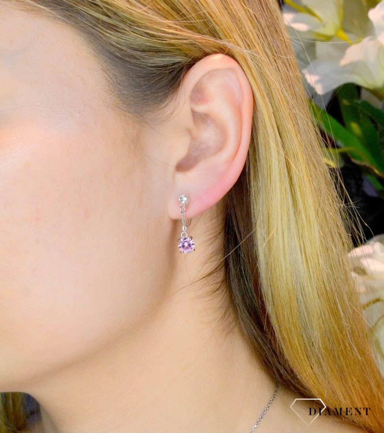 Srebrne kolczyki wiszące nausznice z różową cyrkonią JMAN0135PE00. Nausznice z różową cyrkonią i niewidocznym zapięciem to modne kolczyki do noszenia na płatku ucha. Kolczyki z niewidocznym zapięciem będą doskonałym rozwiązaniem dla nie prze.jpg