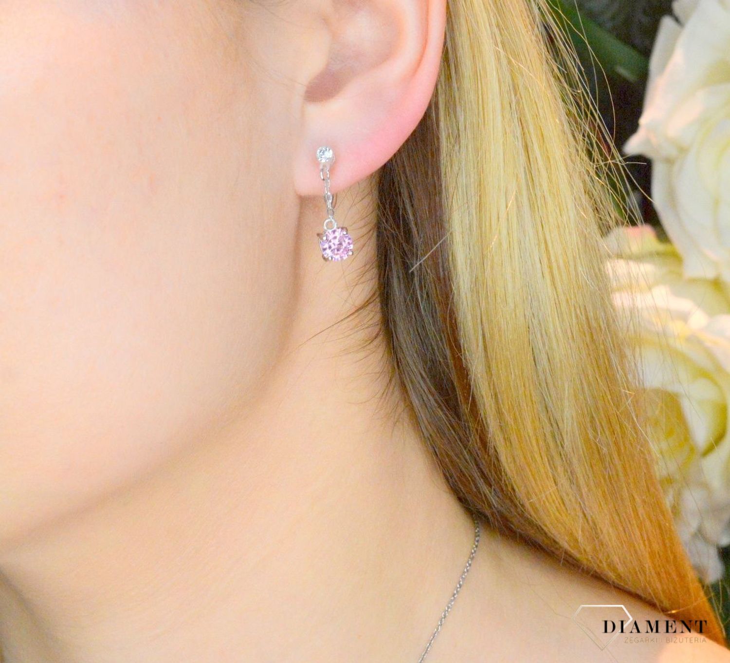 Srebrne kolczyki wiszące nausznice z różową cyrkonią JMAN0135PE00. Nausznice z różową cyrkonią i niewidocznym zapięciem to modne kolczyki do noszenia na płatku ucha. Kolczyki z niewidocznym zapięciem będą doskonałym rozwiązaniem dla nie prze.jpg