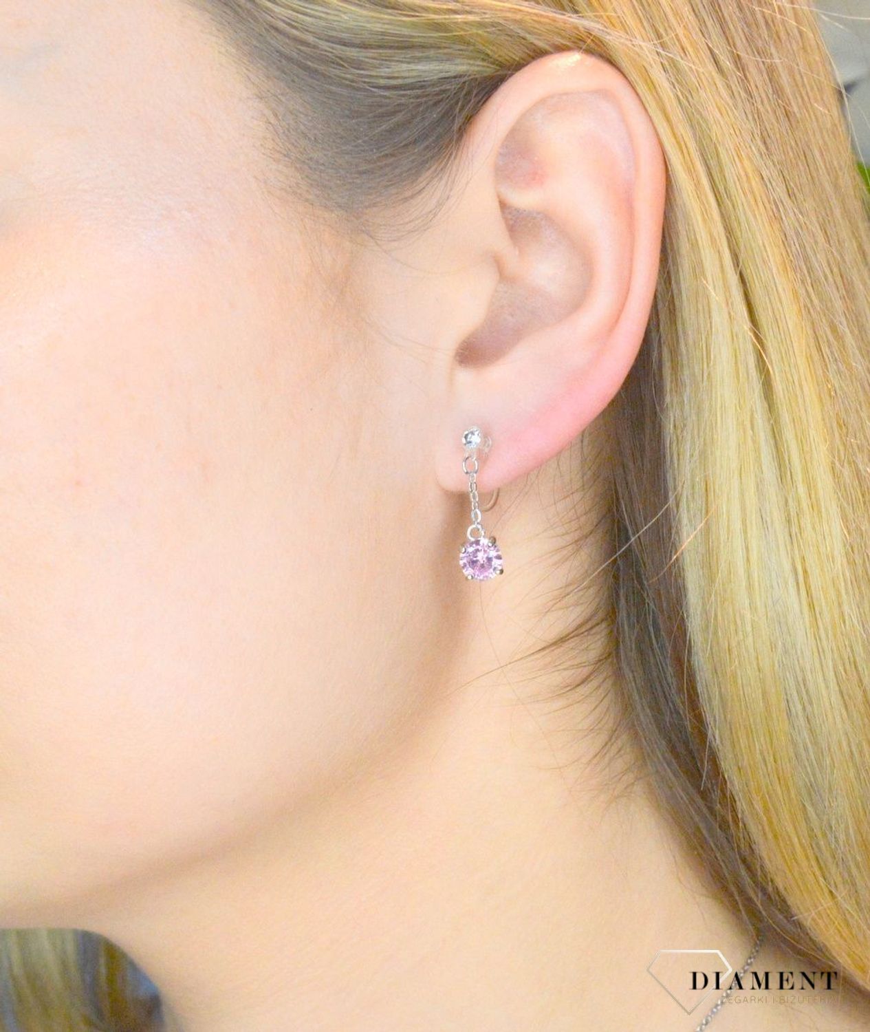 Srebrne kolczyki wiszące nausznice z różową cyrkonią JMAN0135PE00. Nausznice z różową cyrkonią i niewidocznym zapięciem to modne kolczyki do noszenia na płatku ucha. Kolczyki z niewidocznym zapięciem będą doskonałym rozwiązaniem dla nie prze.jpg