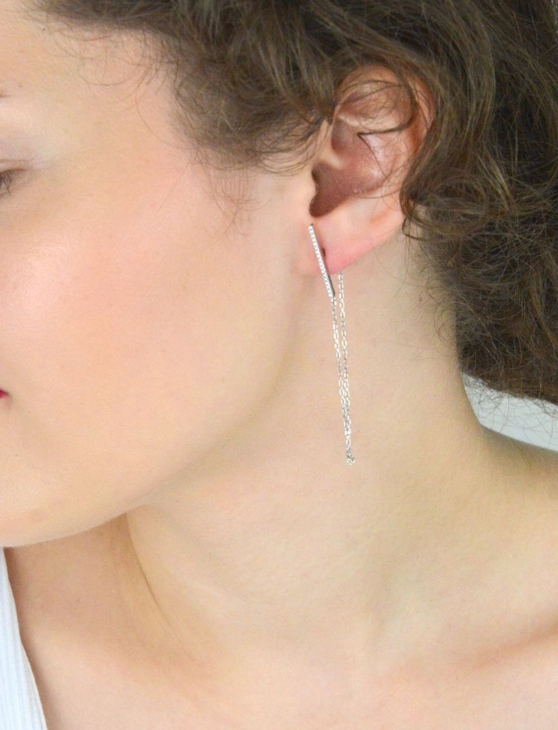 Eleganckie kolczyki srebrne 925 JMAN0159SE00 – patyczki na łańcuszku, zdobione cyrkoniami, długość 6,5 cm, waga 1,90 g, zapięcie na sztyft. Stylowa i lekka biżuteria.1.jpg