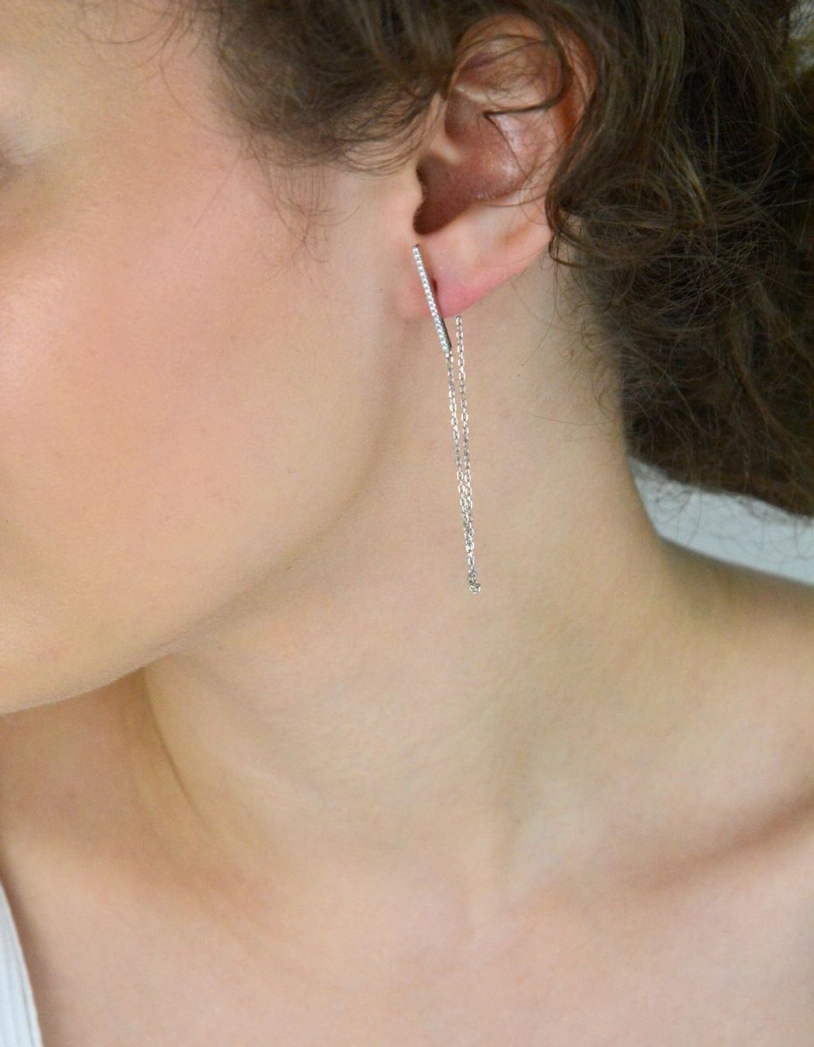 Eleganckie kolczyki srebrne 925 JMAN0159SE00 – patyczki na łańcuszku, zdobione cyrkoniami, długość 6,5 cm, waga 1,90 g, zapięcie na sztyft. Stylowa i lekka biżuteria.1.jpg