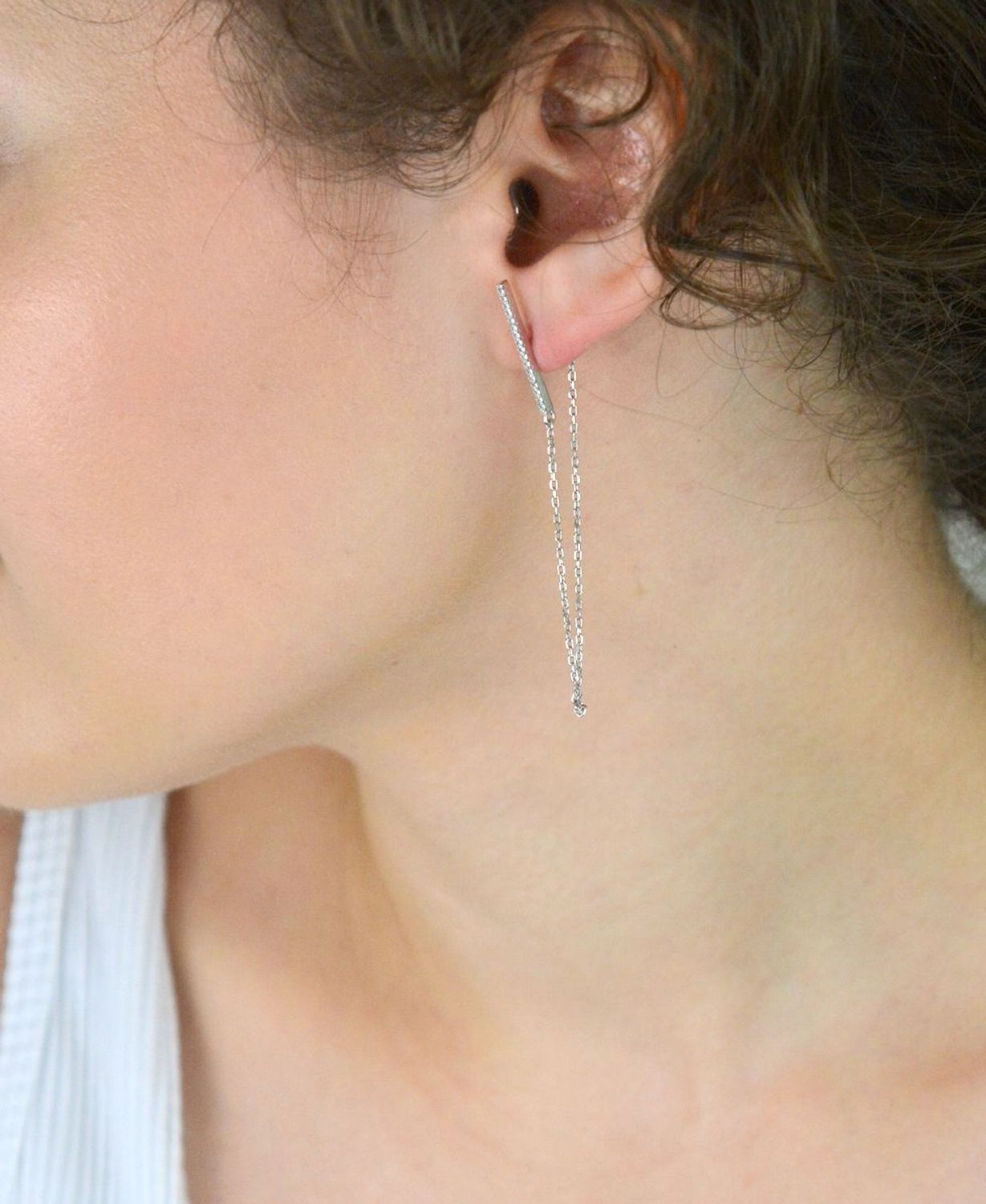 Eleganckie kolczyki srebrne 925 JMAN0159SE00 – patyczki na łańcuszku, zdobione cyrkoniami, długość 6,5 cm, waga 1,90 g, zapięcie na sztyft. Stylowa i lekka biżuteria.1.jpg