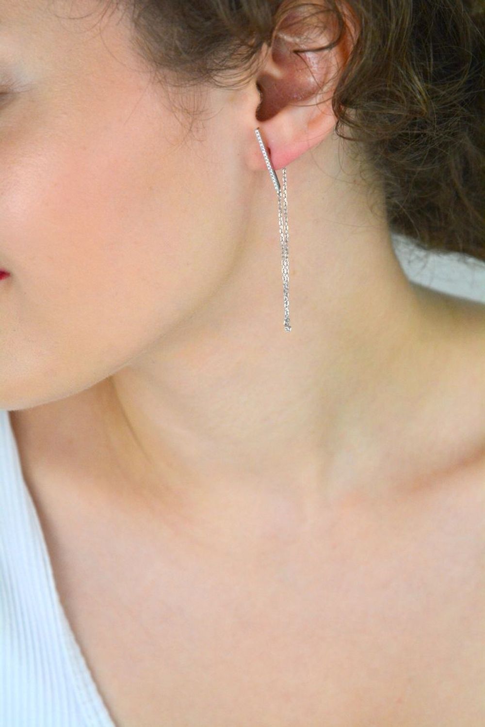 Eleganckie kolczyki srebrne 925 JMAN0159SE00 – patyczki na łańcuszku, zdobione cyrkoniami, długość 6,5 cm, waga 1,90 g, zapięcie na sztyft. Stylowa i lekka biżuteria.1.jpg