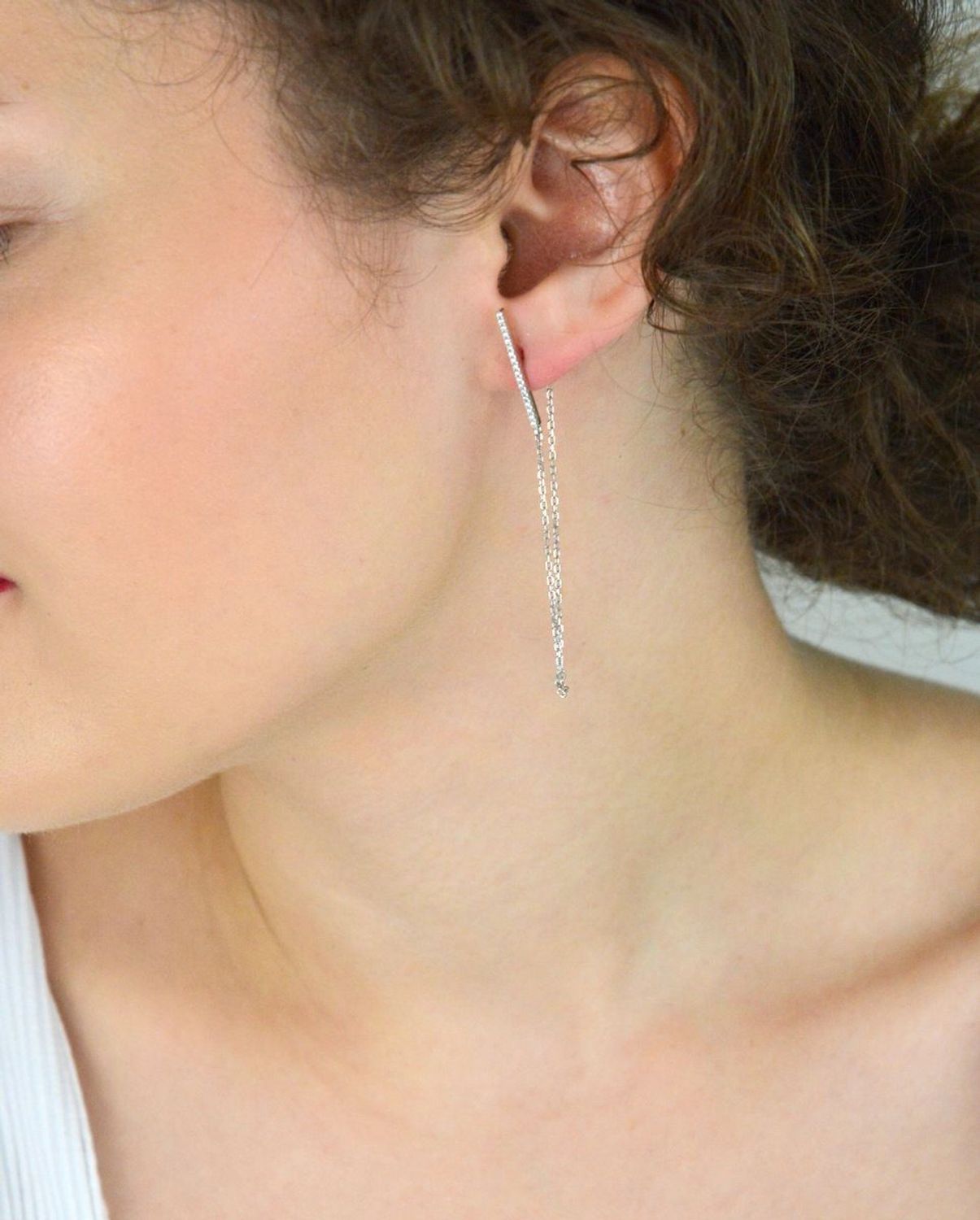 Eleganckie kolczyki srebrne 925 JMAN0159SE00 – patyczki na łańcuszku, zdobione cyrkoniami, długość 6,5 cm, waga 1,90 g, zapięcie na sztyft. Stylowa i lekka biżuteria.1.jpg