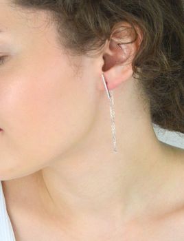 Eleganckie kolczyki srebrne 925 JMAN0159SE00 – patyczki na łańcuszku, zdobione cyrkoniami, długość 6,5 cm, waga 1,90 g, zapięcie na sztyft. Stylowa i lekka biżuteria (1).JPG