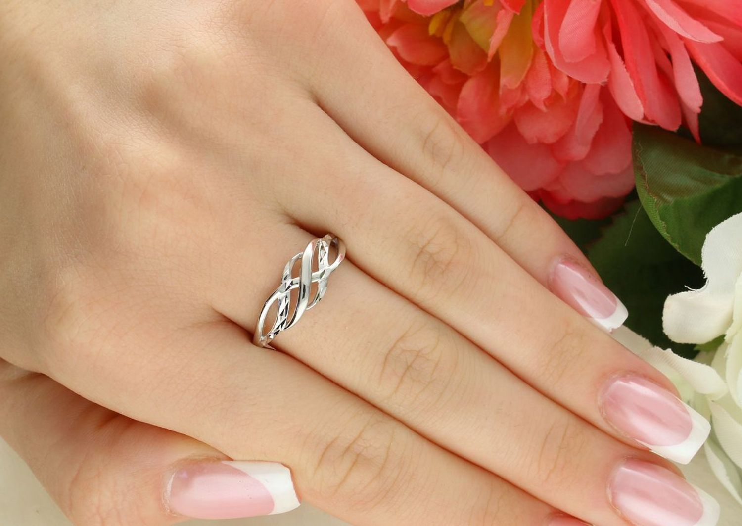 Delikatny pierścień srebrny marki MINET, wykonany z rodowanego srebra próby 925. Uniwersalny model idealny do codziennego noszenia i na specjalne okazje. Waga 1,75 g.1.jpg