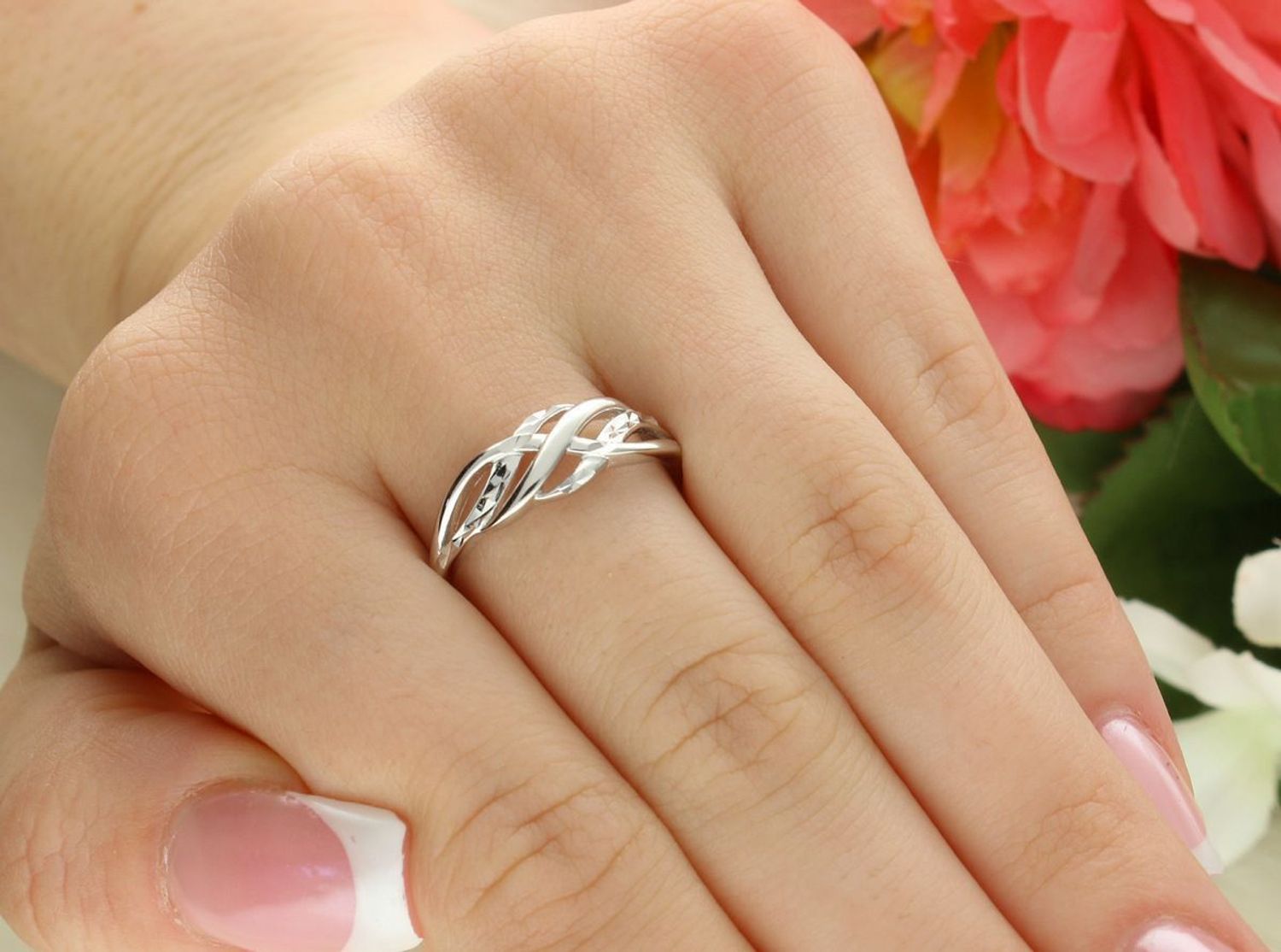 Delikatny pierścień srebrny marki MINET, wykonany z rodowanego srebra próby 925. Uniwersalny model idealny do codziennego noszenia i na specjalne okazje. Waga 1,75 g.1.jpg