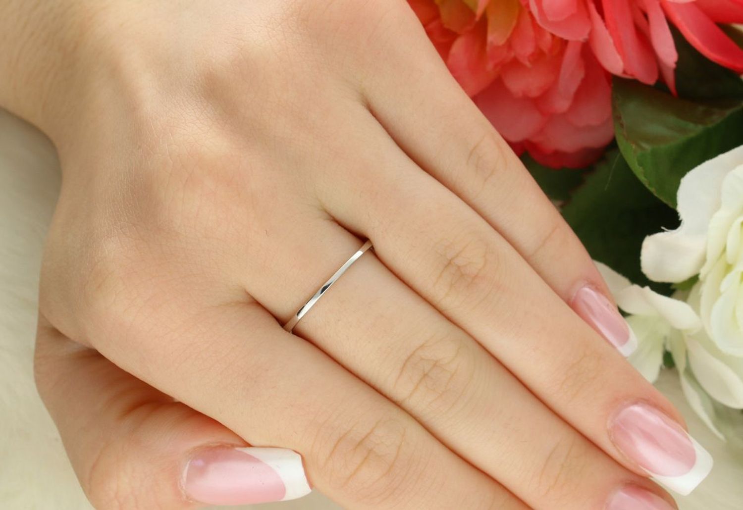 Delikatny pierścień srebrny marki MINET, wykonany z rodowanego srebra próby 925. Uniwersalny model idealny do codziennego noszenia i na specjalne okazje. Waga 1,75 g.1.jpg