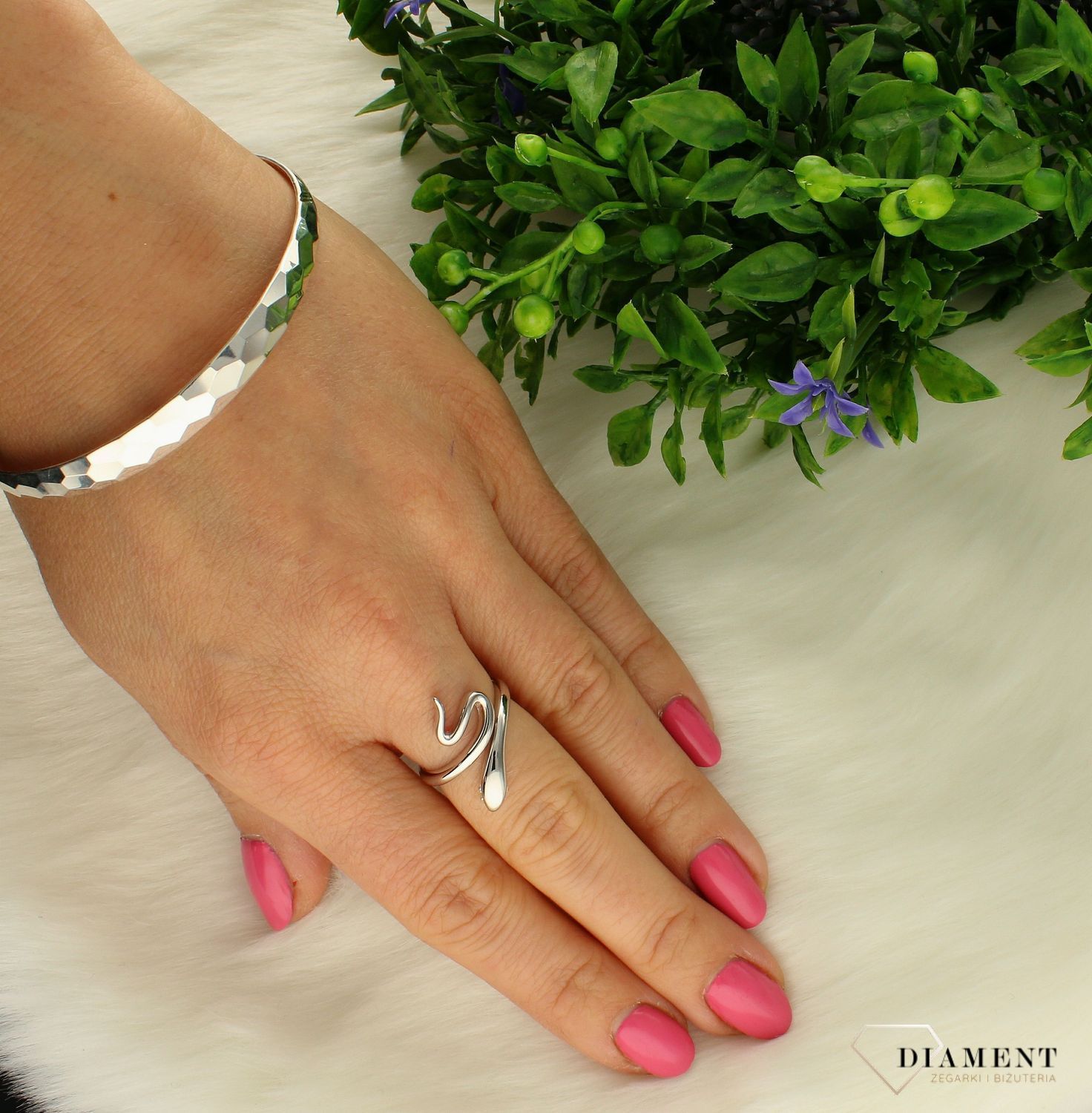 Srebrny pierścionek damski 925 jaszczurka JMAN0219SR.  Pierścionek srebrny spodoba się niezależnej odważnej kobiecie. Biżuteria zachwyca ciekawą formą oraz nowoczesnym design (1).jpg