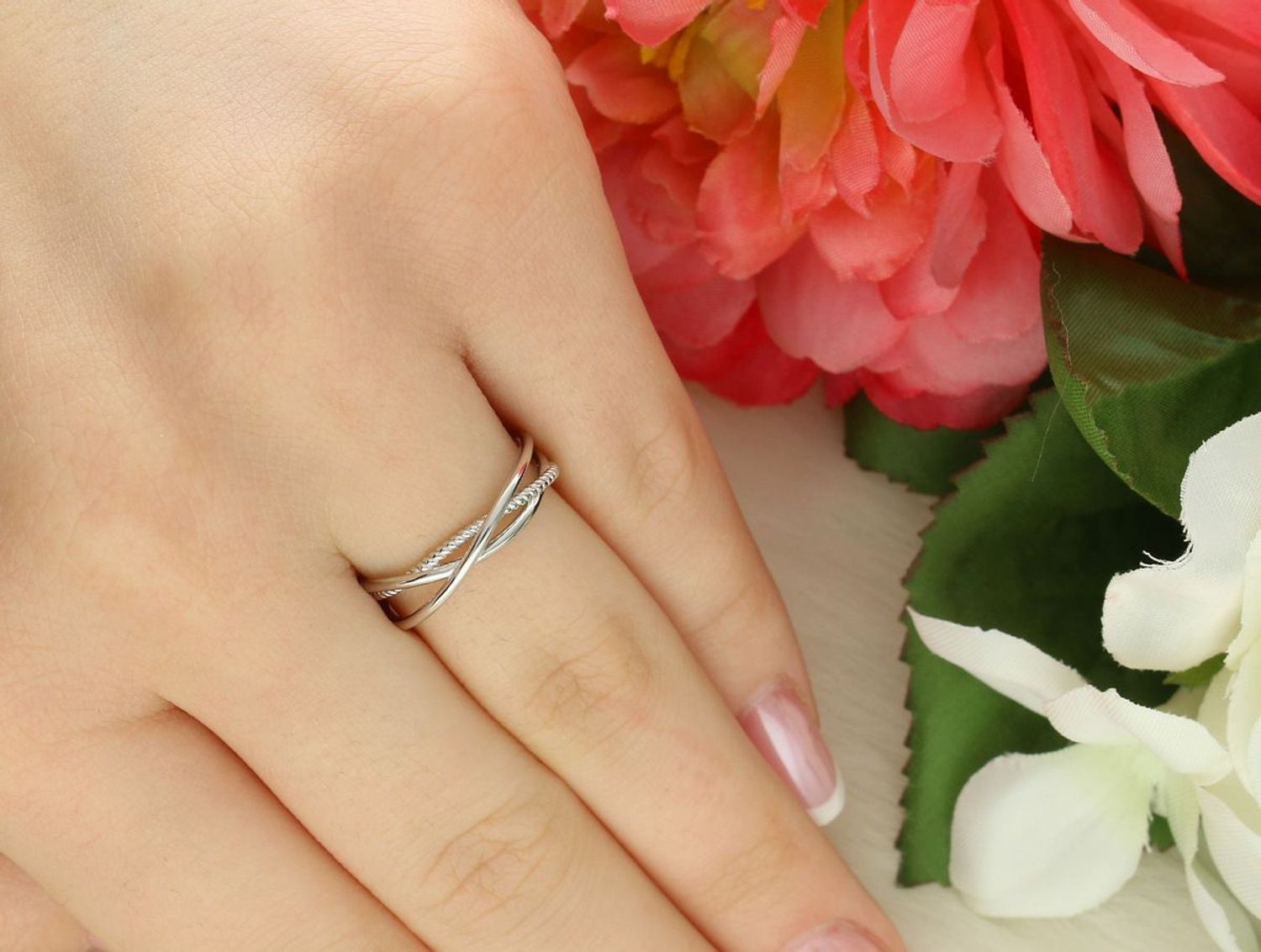 Srebrny pierścionek damski JMAN0228SR z plecionym wzorem, szerokość 5 mm. Subtelny i stylowy dodatek z rodowanego srebra próby 925.1.jpg