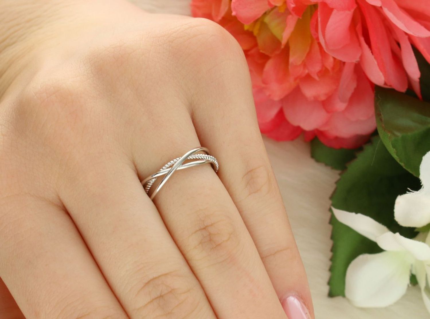 Srebrny pierścionek damski JMAN0228SR z plecionym wzorem, szerokość 5 mm. Subtelny i stylowy dodatek z rodowanego srebra próby 925.1.jpg