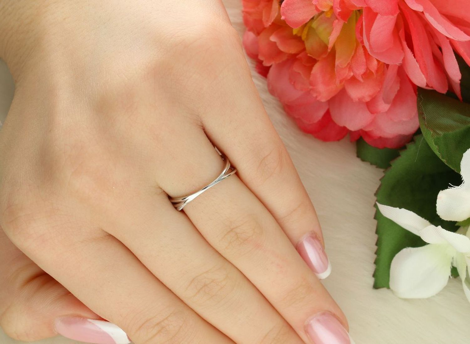 Srebrny pierścionek damski JMAN0228SR z plecionym wzorem, szerokość 5 mm. Subtelny i stylowy dodatek z rodowanego srebra próby 925.1.jpg