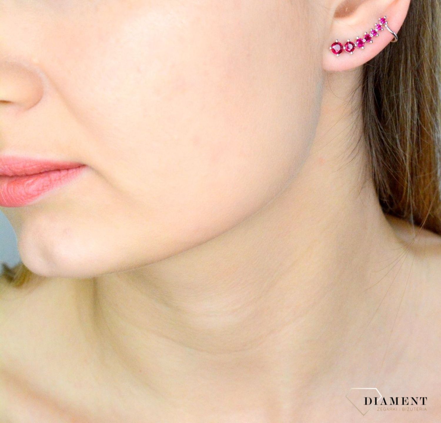 Kolczyki srebrne nausznice z bordową cyrkonią JMAN0254DE00.jpg