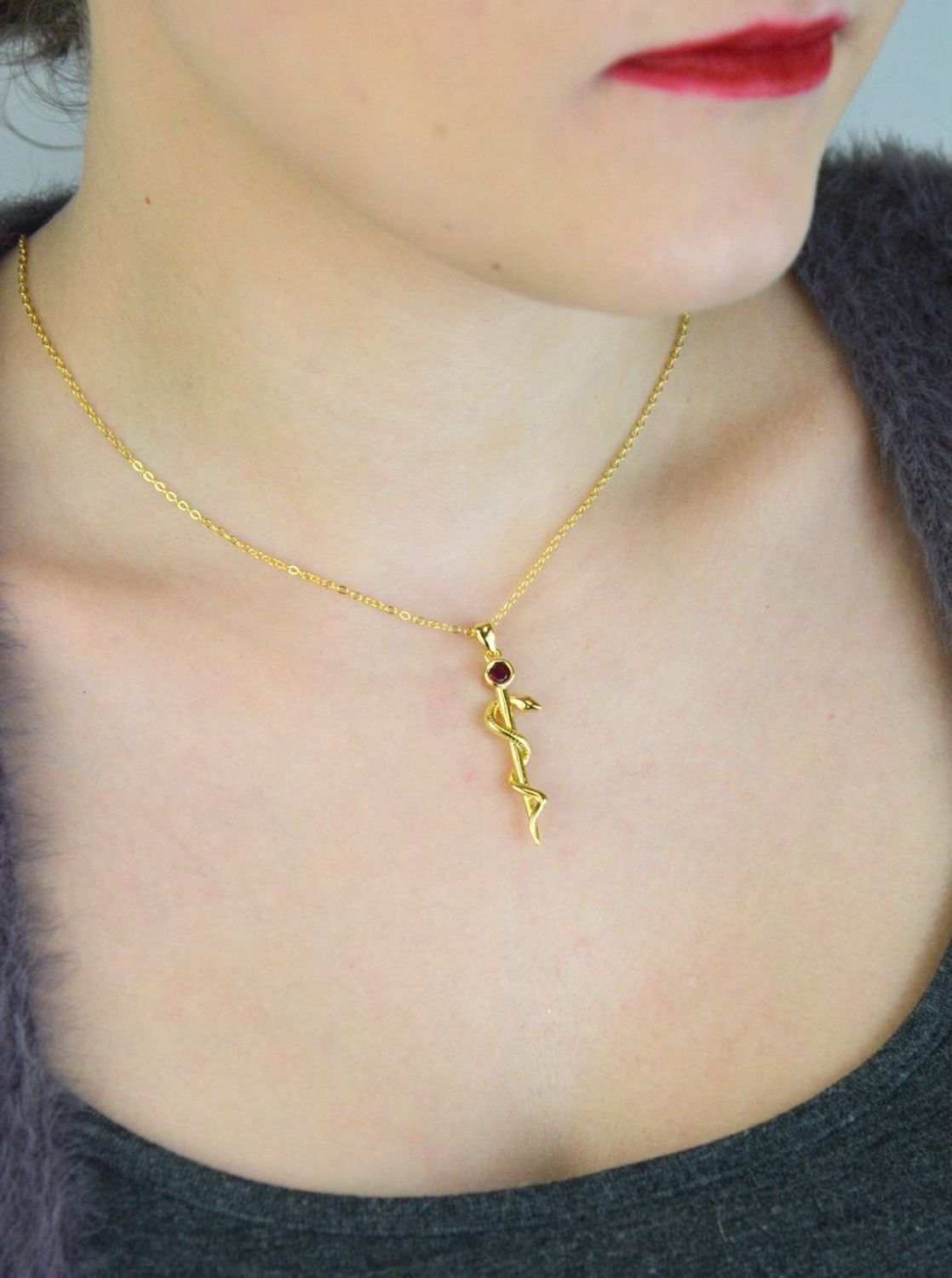 Naszyjnik damski pozłacany JMAN0299GN ze srebra 925 z zawieszką Laska Eskulapa i czerwoną cyrkonią. Długość 42+3 cm, waga 4,10 g. Idealny prezent dla lekarki lub studentki medycyny – elegancja 1.jpg