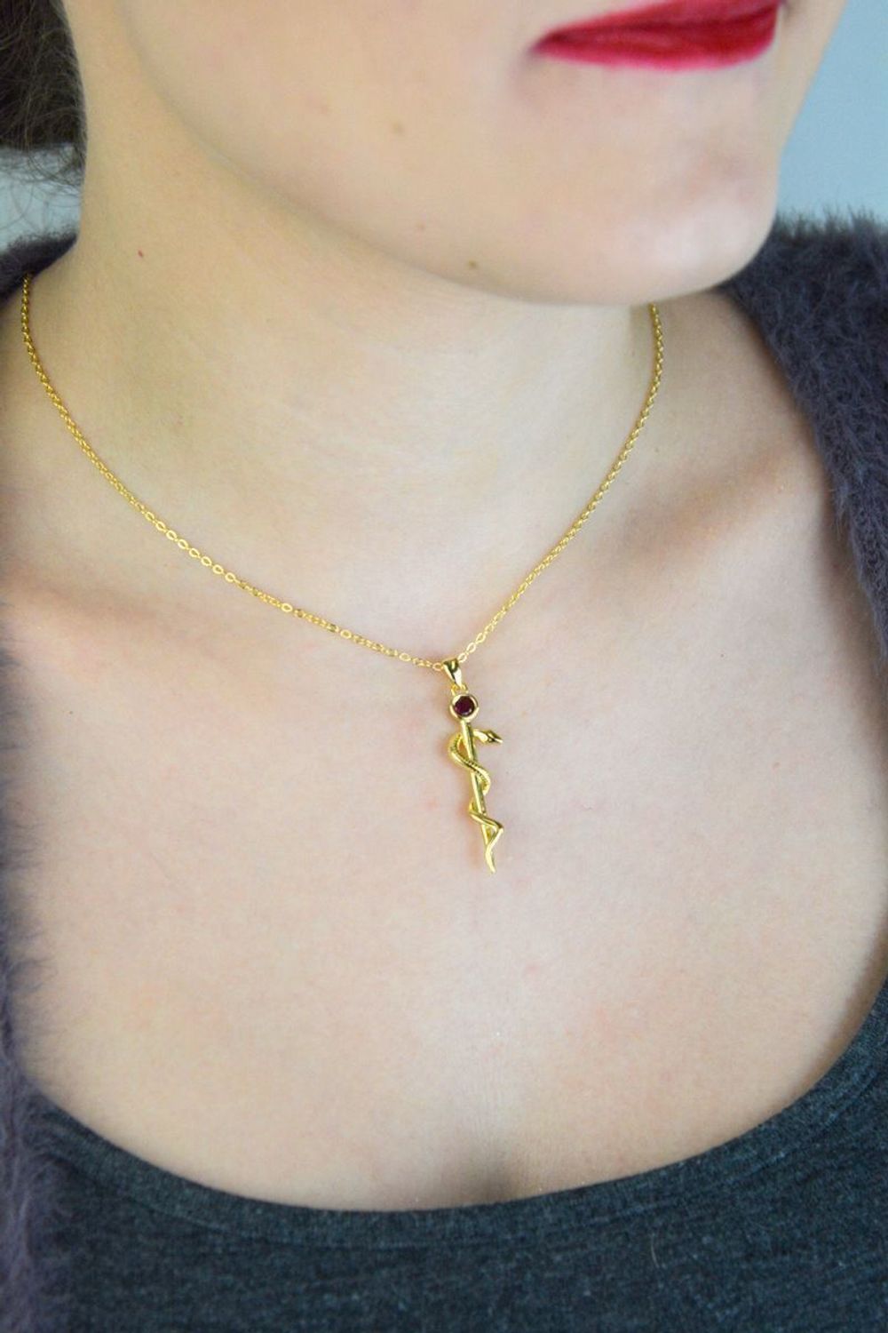 Naszyjnik damski pozłacany JMAN0299GN ze srebra 925 z zawieszką Laska Eskulapa i czerwoną cyrkonią. Długość 42+3 cm, waga 4,10 g. Idealny prezent dla lekarki lub studentki medycyny – elegancja 1.jpg