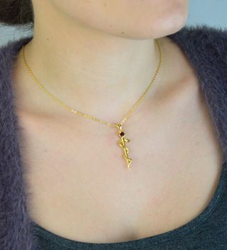 Naszyjnik damski pozłacany JMAN0299GN ze srebra 925 z zawieszką Laska Eskulapa i czerwoną cyrkonią. Długość 42+3 cm, waga 4,10 g. Idealny prezent dla lekarki lub studentki medycyny – elegancja i symbolika w jednym (2).JPG