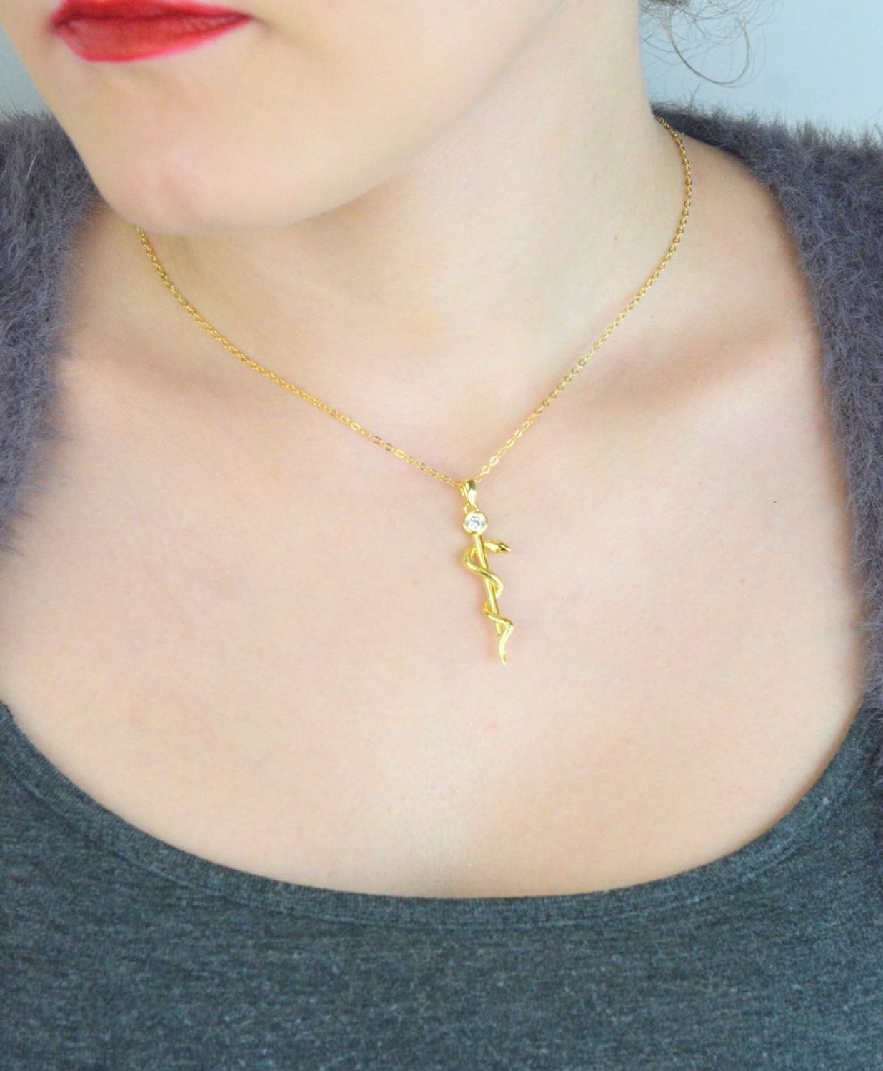 Naszyjnik srebrny JMAN0298GN z zawieszką Laska Eskulapa i białą cyrkonią. Wykonany ze srebra próby 925, długość 42+3 cm, waga 4,15 g. Idealny prezent dla lekarza, farmaceuty lub 1.jpg