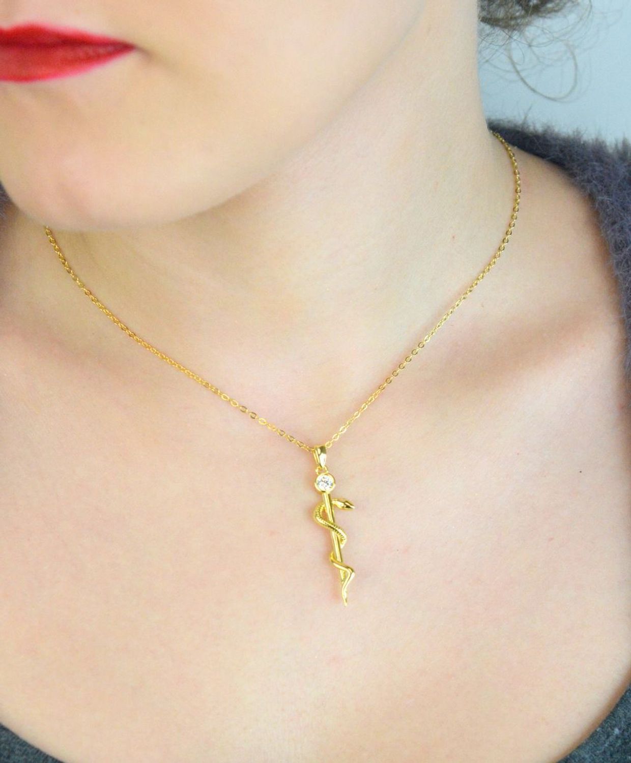 Naszyjnik srebrny JMAN0298GN z zawieszką Laska Eskulapa i białą cyrkonią. Wykonany ze srebra próby 925, długość 42+3 cm, waga 4,15 g. Idealny prezent dla lekarza, farmaceuty lub 1.jpg