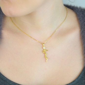 Naszyjnik srebrny JMAN0298GN z zawieszką Laska Eskulapa i białą cyrkonią. Wykonany ze srebra próby 925, długość 42+3 cm, waga 4,15 g. Idealny prezent dla lekarza, farmaceuty lub studenta medycyny (2).JPG