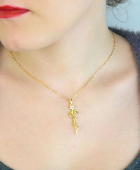 Naszyjnik srebrny JMAN0298GN z zawieszką Laska Eskulapa i białą cyrkonią. Wykonany ze srebra próby 925, długość 42+3 cm, waga 4,15 g. Idealny prezent dla lekarza, farmaceuty lub studenta medycyny (4).JPG