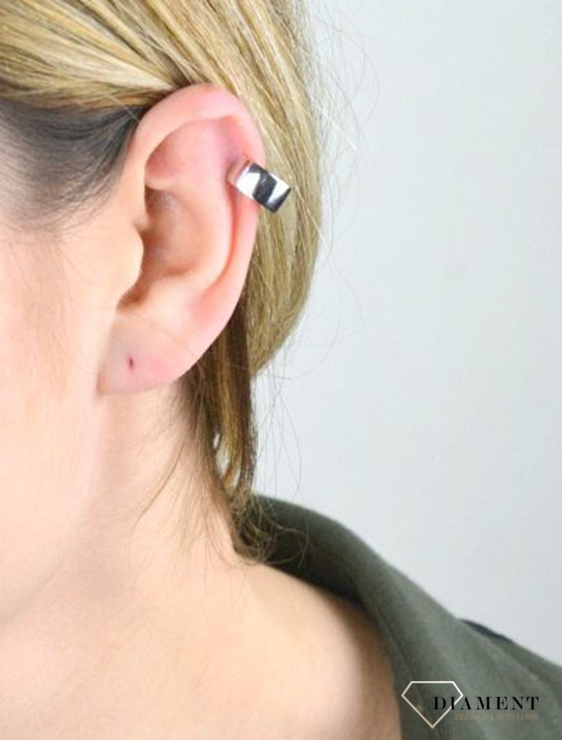 Srebrny kolczyk nausznica na chrząstkę ucha JMAN0303SE00. Nausznicę można nosić na całej długości ucha. Pięknie wzbogaci stylizacje na przeróżne okazje. Można ją nosić pojedynczo lub w komplecie z innymi kolczykami. Idealny i.jpg