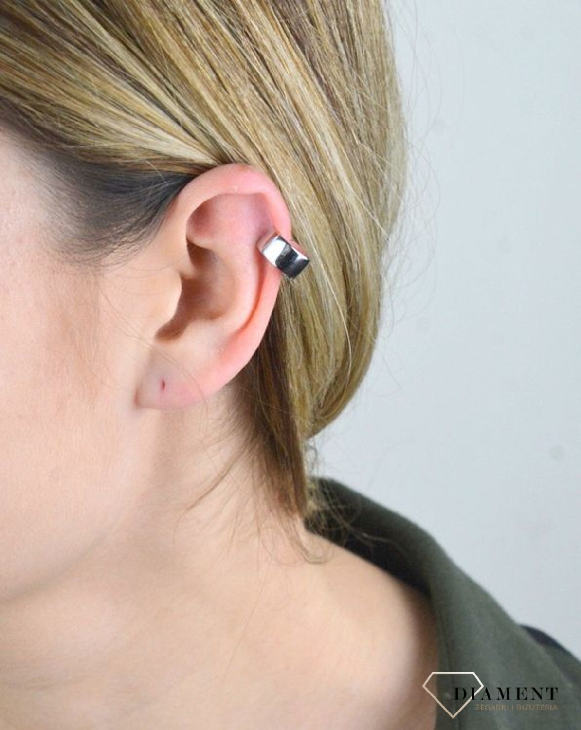 Srebrny kolczyk nausznica na chrząstkę ucha JMAN0303SE00. Nausznicę można nosić na całej długości ucha. Pięknie wzbogaci stylizacje na przeróżne okazje. Można ją nosić pojedynczo lub w komplecie z innymi kolczykami. Idealny i.jpg