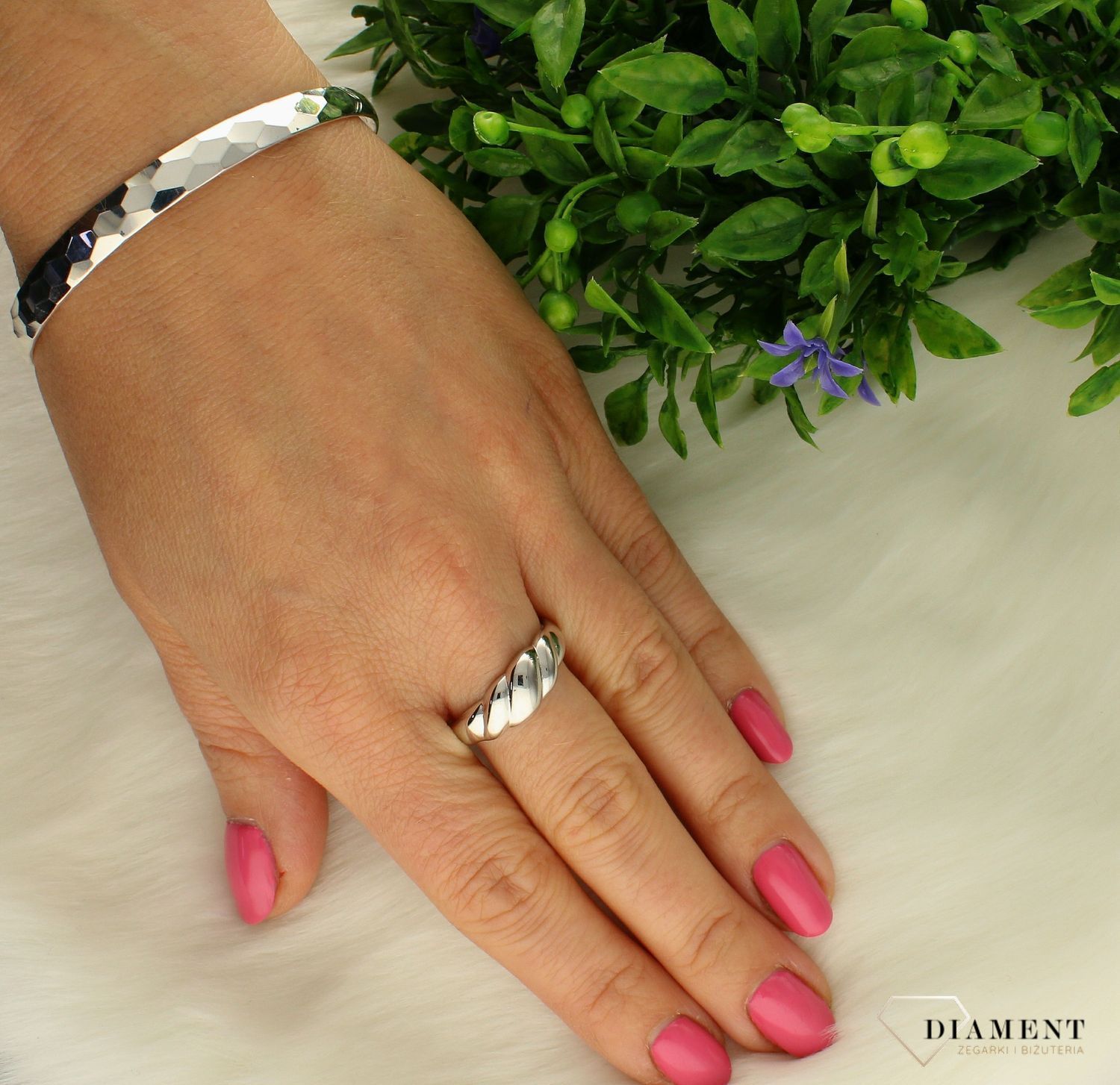 Srebrny pierścionek 925 z pofalowaniem JMAN0307SR.  Biżuteria zachwyca ciekawą formą oraz nowoczesnym designem. Biżuterię wykonano z najwyższej jakości srebra, krus duchowość,  (2).jpg