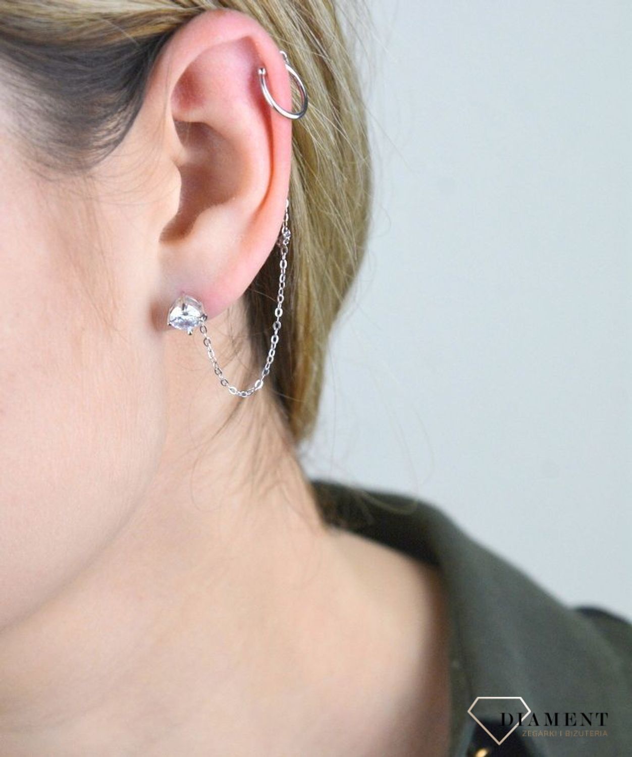 Srebrny kolczyk nausznica na łańcuszku JMAN0319SE00. Nausznicę można nosić na całej długości ucha. Pięknie wzbogaci stylizacje na przeróżne okazje. Można ją nosić pojedynczo lub w komplecie z innymi kolczykami. Idealny i piękn.jpg