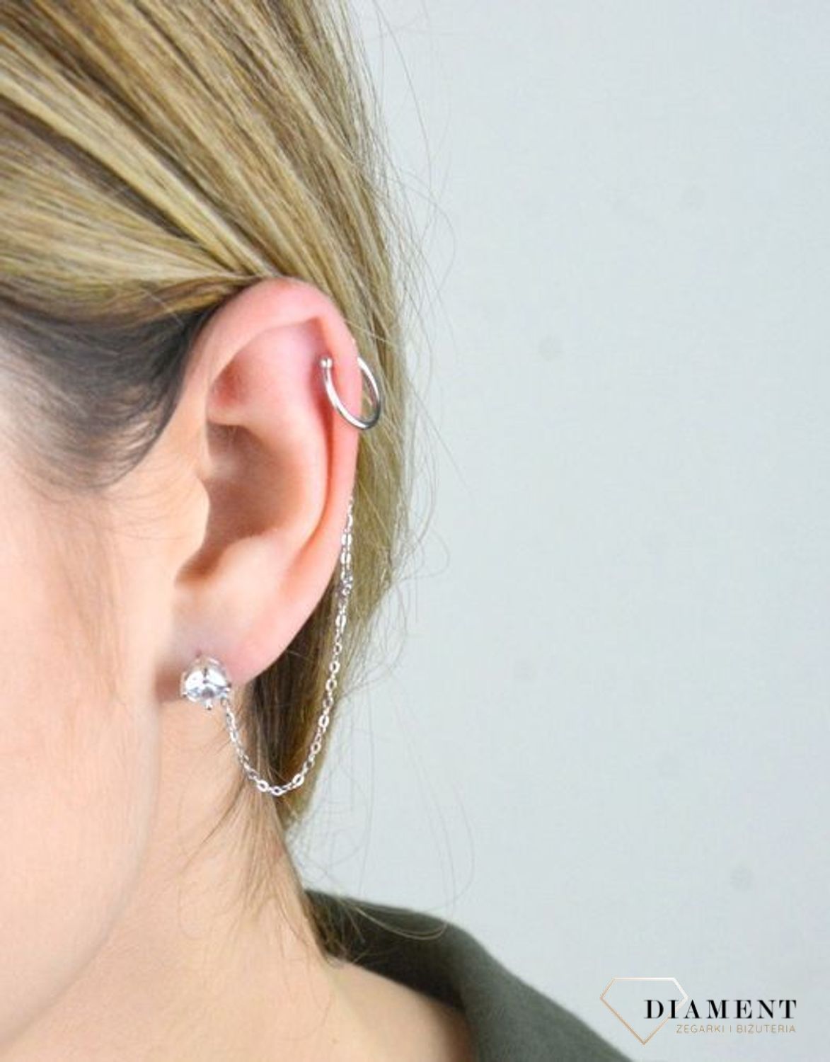 Srebrny kolczyk nausznica na łańcuszku JMAN0319SE00. Nausznicę można nosić na całej długości ucha. Pięknie wzbogaci stylizacje na przeróżne okazje. Można ją nosić pojedynczo lub w komplecie z innymi kolczykami. Idealny i piękn.jpg