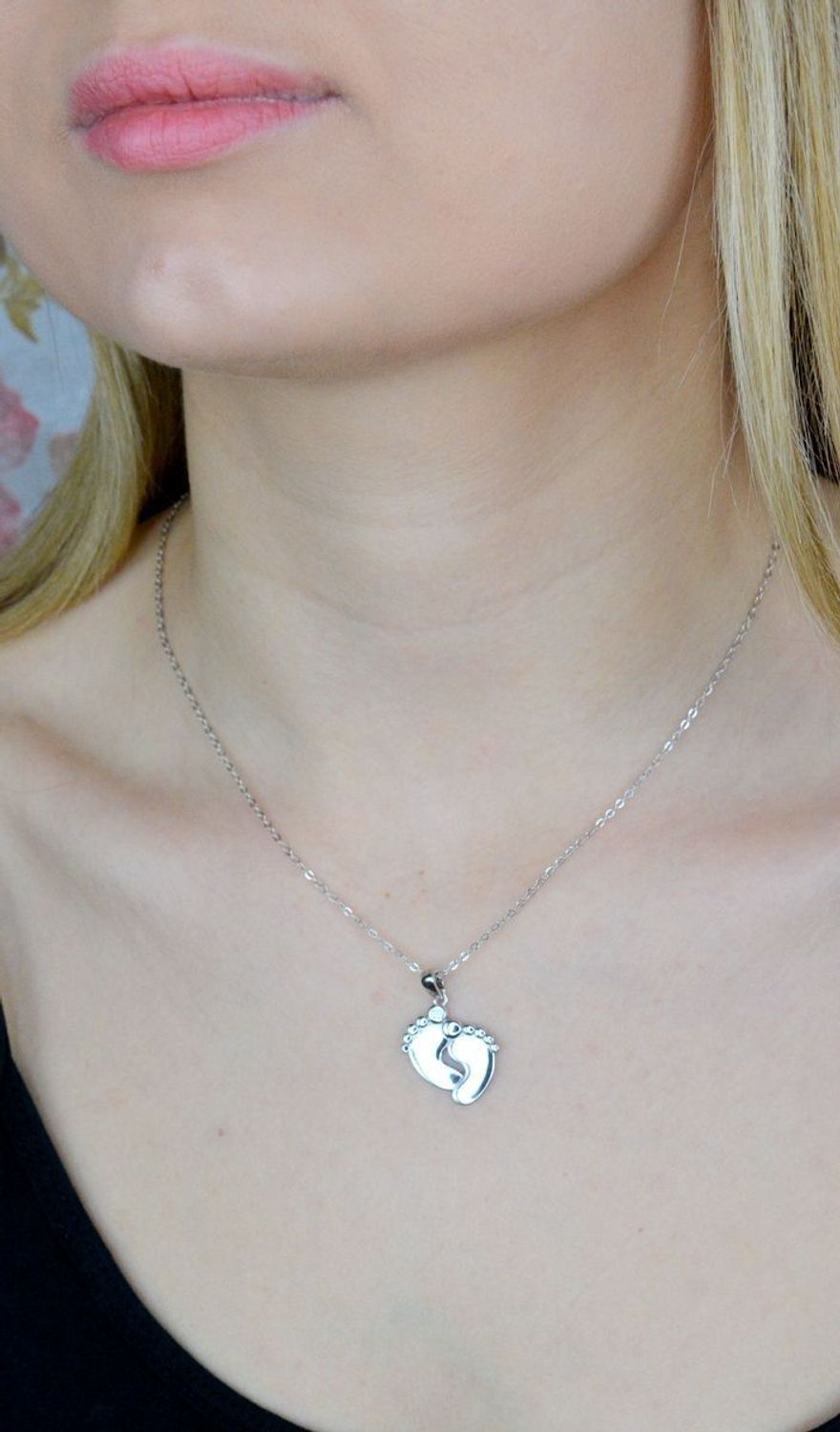 Naszyjnik damski srebrny Stópki dla mamy JMAN0322SN45. Prezent na narodziny dziecka. To doskonały prezent dla świeżo upieczonej mamy. Zawieszka z możliwością graweru. Prezent na dzień matki..jpg