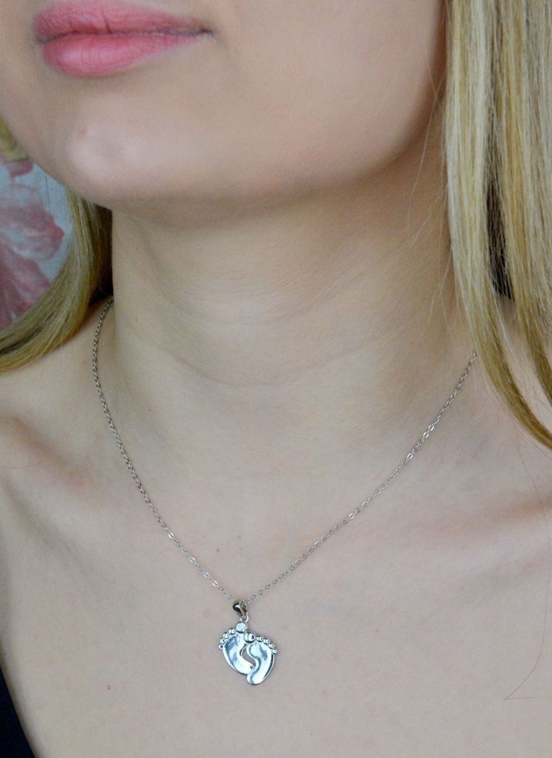 Naszyjnik damski srebrny Stópki dla mamy JMAN0322SN45. Prezent na narodziny dziecka. To doskonały prezent dla świeżo upieczonej mamy. Zawieszka z możliwością graweru. Prezent na dzień matki..jpg