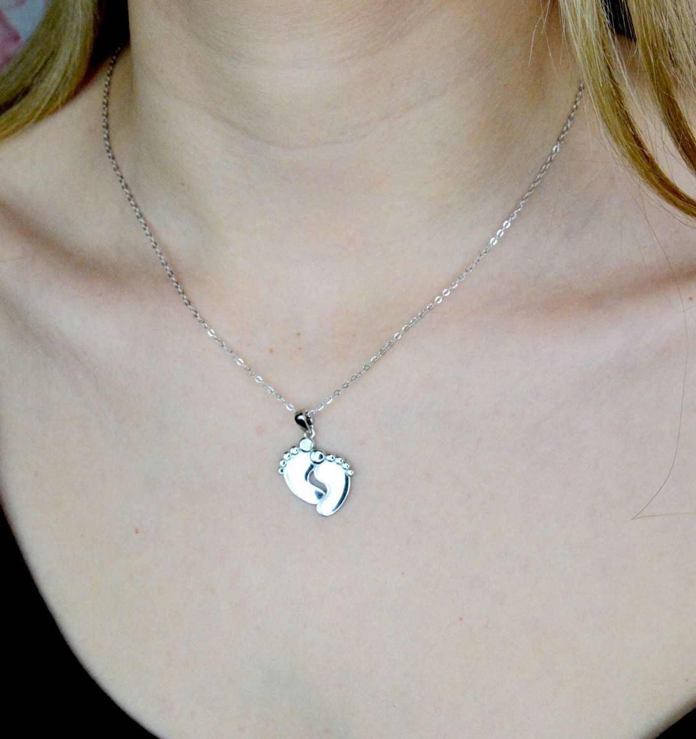 Naszyjnik damski srebrny Stópki dla mamy JMAN0322SN45. Prezent na narodziny dziecka. To doskonały prezent dla świeżo upieczonej mamy. Zawieszka z możliwością graweru. Prezent na dzień matki..jpg