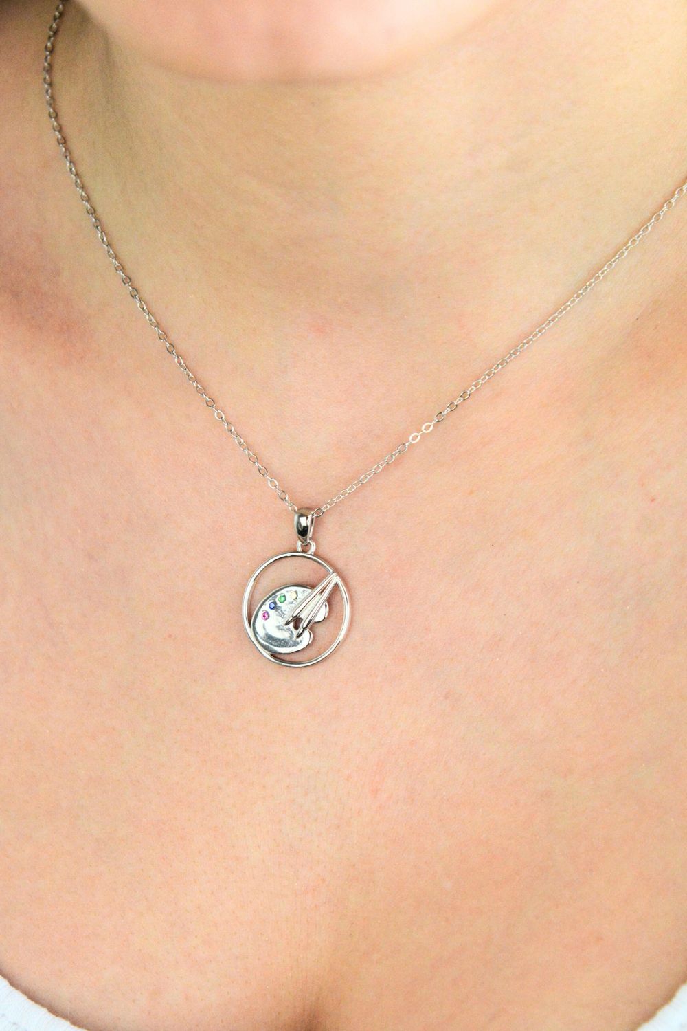 Elegancki srebrny naszyjnik damski JMAN0333SN45 z zawieszką w kształcie palety malarskiej ozdobioną kolorowymi cyrkoniami. Długość regulowana 42 cm + 3 cm, idealny na prezent i codzienne stylizacje.1.jpg