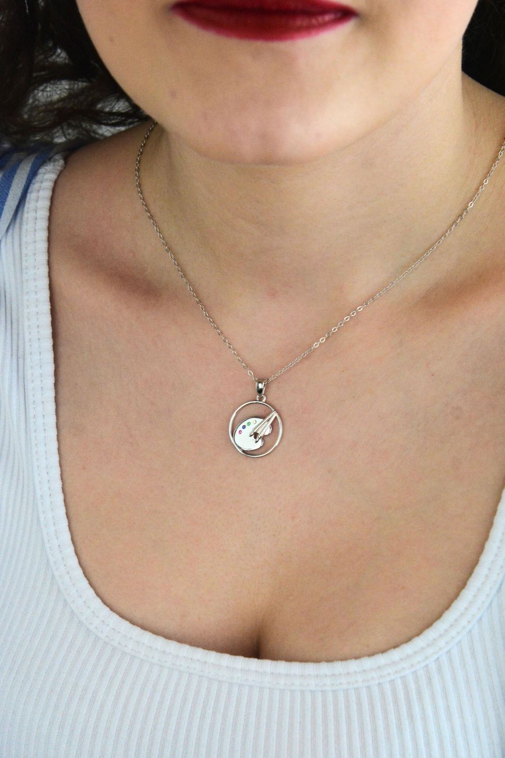 Elegancki srebrny naszyjnik damski JMAN0333SN45 z zawieszką w kształcie palety malarskiej ozdobioną kolorowymi cyrkoniami. Długość regulowana 42 cm + 3 cm, idealny na prezent i codzienne stylizacje.1.jpg