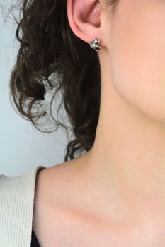 Srebrne kolczyki Kotki z czerwonym serduszkiem ✨🤍  Kolczyki srebro 925 🎀 (2).jpg