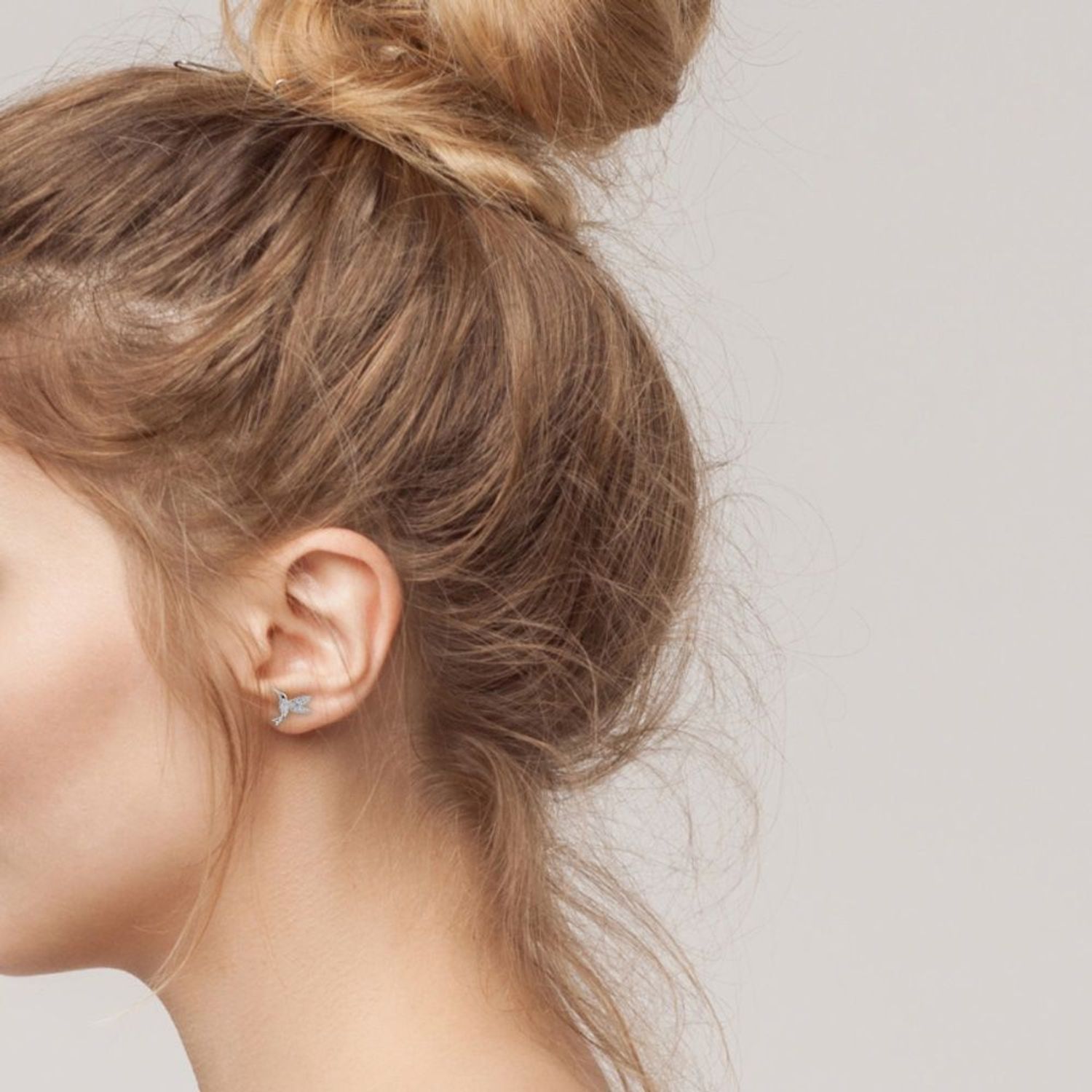 Kolczyki srebrne MINET w kształcie kolibrów z białymi cyrkoniami. Powierzchnia rodowana, zapięcie na sztyft. Wymiary 12x11 mm, waga 1,5 g. Elegancka i symboliczna biżuteria.1.jpg