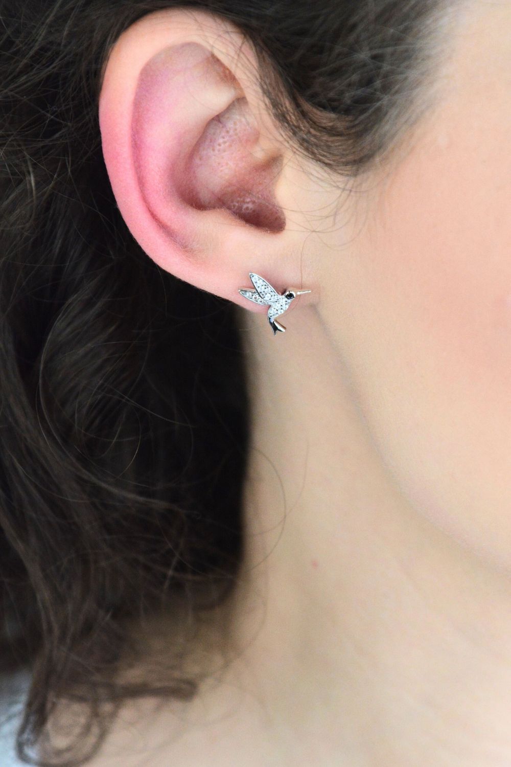 Kolczyki srebrne MINET w kształcie kolibrów z białymi cyrkoniami. Powierzchnia rodowana, zapięcie na sztyft. Wymiary 12x11 mm, waga 1,5 g. Elegancka i symboliczna biżuteria.1.jpg