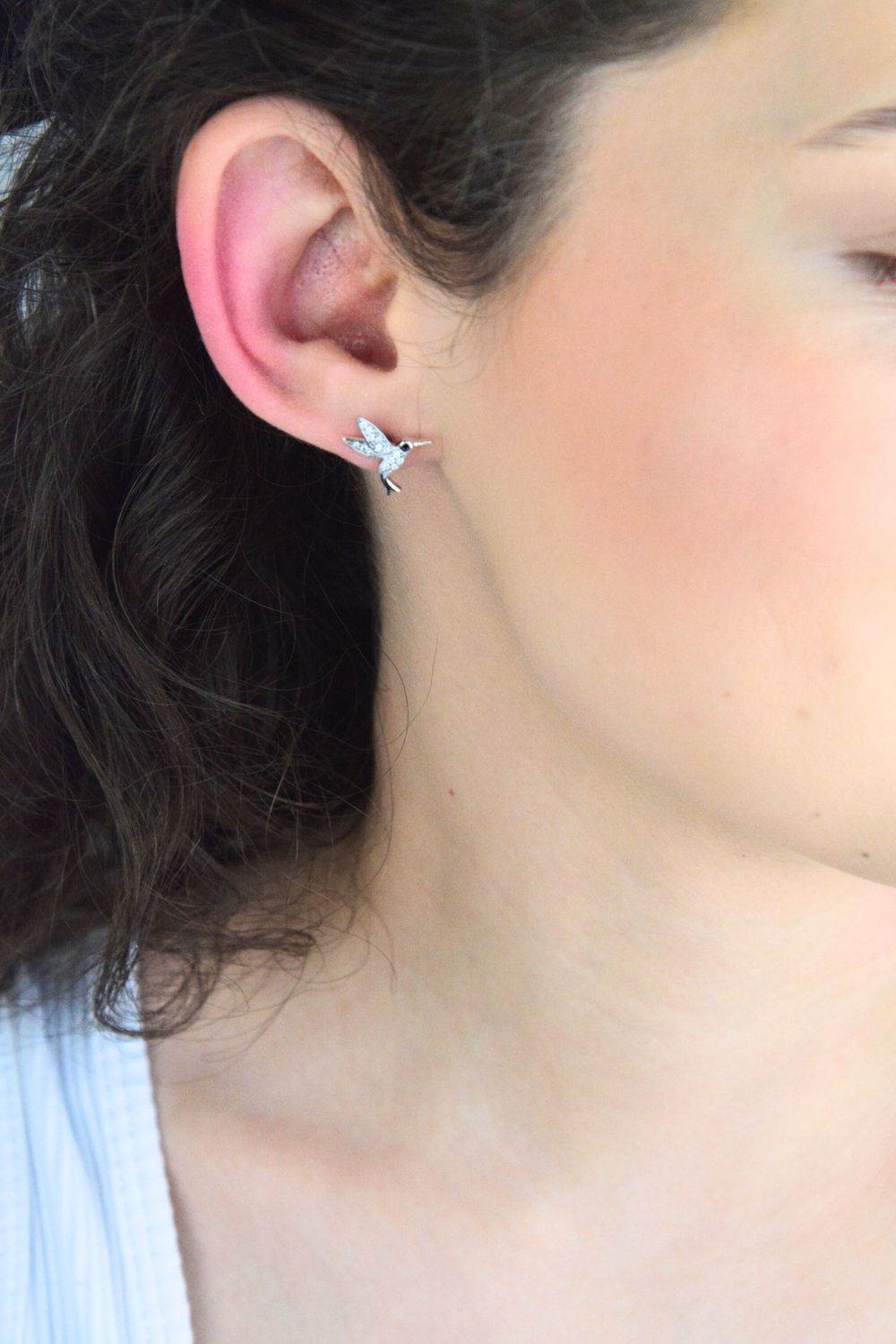 Kolczyki srebrne MINET w kształcie kolibrów z białymi cyrkoniami. Powierzchnia rodowana, zapięcie na sztyft. Wymiary 12x11 mm, waga 1,5 g. Elegancka i symboliczna biżuteria.1.jpg