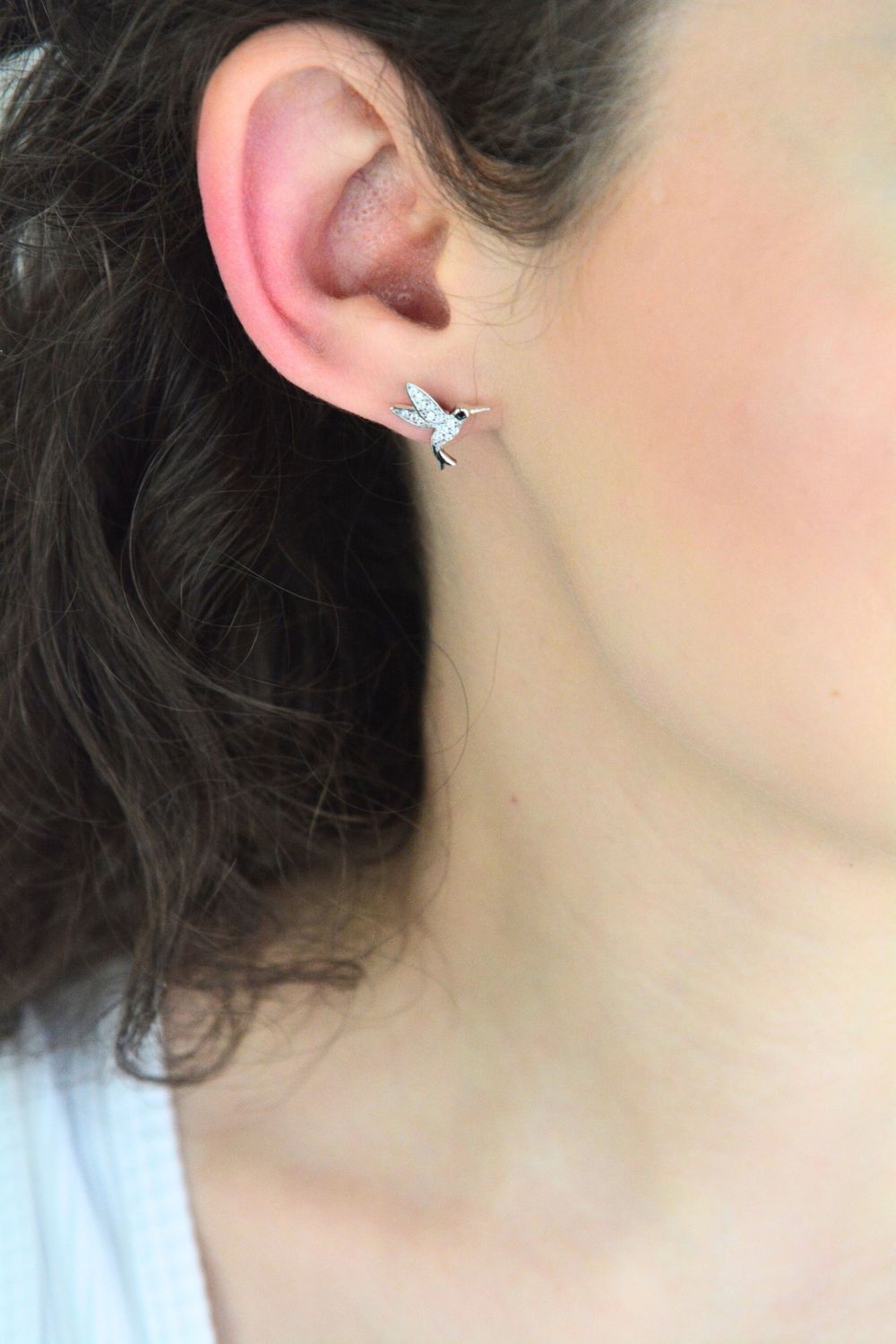 Kolczyki srebrne MINET w kształcie kolibrów z białymi cyrkoniami. Powierzchnia rodowana, zapięcie na sztyft. Wymiary 12x11 mm, waga 1,5 g. Elegancka i symboliczna biżuteria.1.jpg