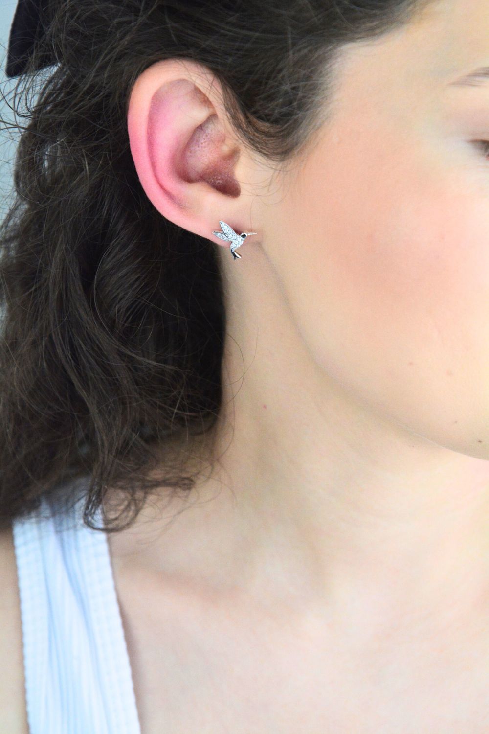 Kolczyki srebrne MINET w kształcie kolibrów z białymi cyrkoniami. Powierzchnia rodowana, zapięcie na sztyft. Wymiary 12x11 mm, waga 1,5 g. Elegancka i symboliczna biżuteria.1.jpg