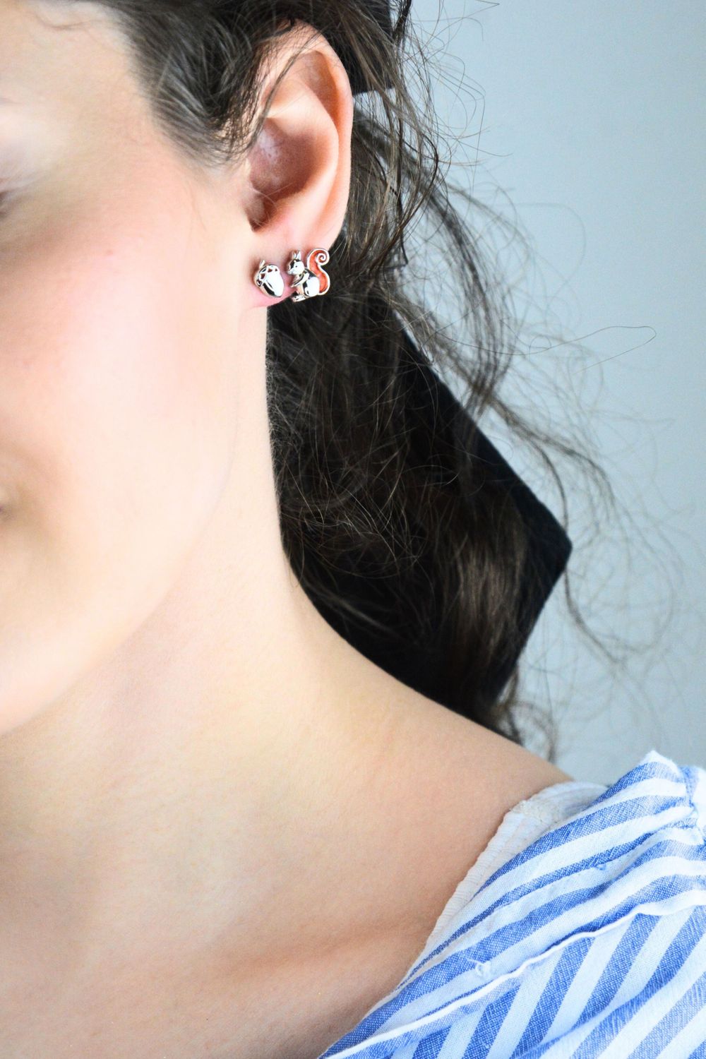 Urocze kolczyki dziecięce srebrne JMAN0345VE01 🐿️🌰 – wiewiórka i żołądź. Srebro próby 925, zapięcie na sztyft, waga 2,15 g. Oryginalna i bezpieczna biżuteria dla dziewczynek!1.jpg