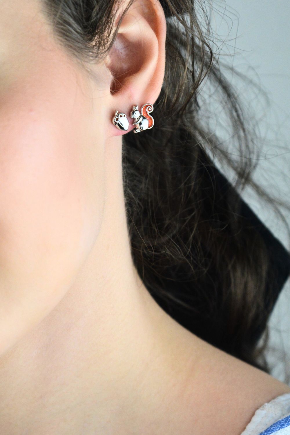 Urocze kolczyki dziecięce srebrne JMAN0345VE01 🐿️🌰 – wiewiórka i żołądź. Srebro próby 925, zapięcie na sztyft, waga 2,15 g. Oryginalna i bezpieczna biżuteria dla dziewczynek!1.jpg