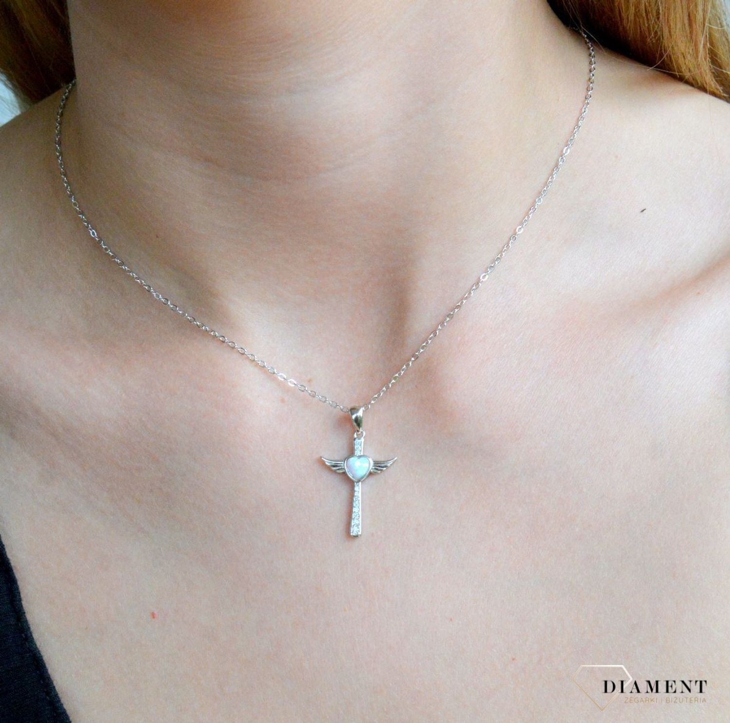 Srebrny naszyjnik damski krzyżyk z opalem JMAN0386WN45. Naszyjnik srebrny z ozdobnym krzyżem ze skrzydełkami wypełniony serduszkiem z opalem. Naszyjnik srebrny celebrytka o długości 45 cm z możliwością przedłużenia. Naszyjnik srebrny z krzyżyki.jpg