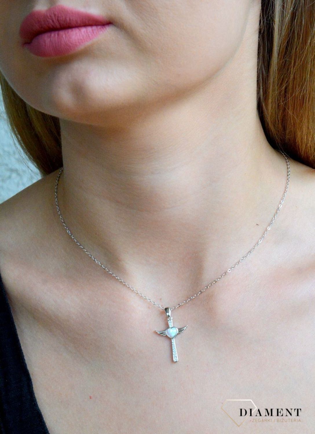 Srebrny naszyjnik damski krzyżyk z opalem JMAN0386WN45. Naszyjnik srebrny z ozdobnym krzyżem ze skrzydełkami wypełniony serduszkiem z opalem. Naszyjnik srebrny celebrytka o długości 45 cm z możliwością przedłużenia. Naszyjnik srebrny z krzyżyki.jpg