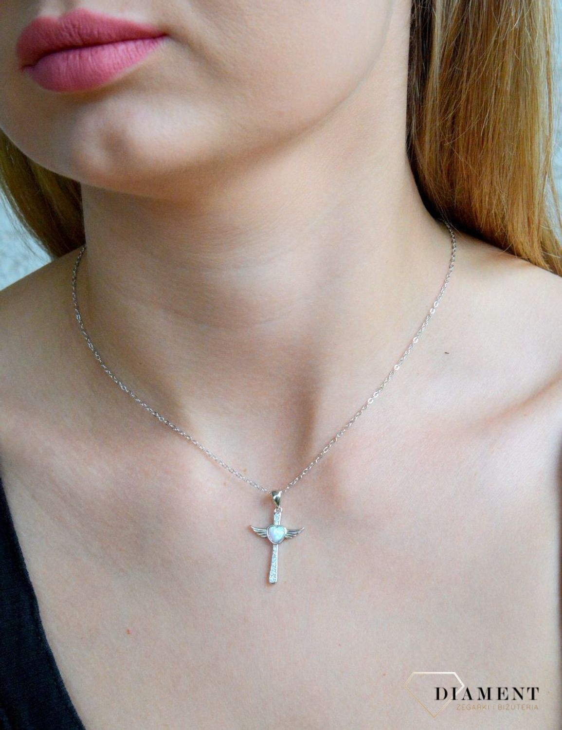 Srebrny naszyjnik damski krzyżyk z opalem JMAN0386WN45. Naszyjnik srebrny z ozdobnym krzyżem ze skrzydełkami wypełniony serduszkiem z opalem. Naszyjnik srebrny celebrytka o długości 45 cm z możliwością przedłużenia. Naszyjnik srebrny z krzyżyki.jpg