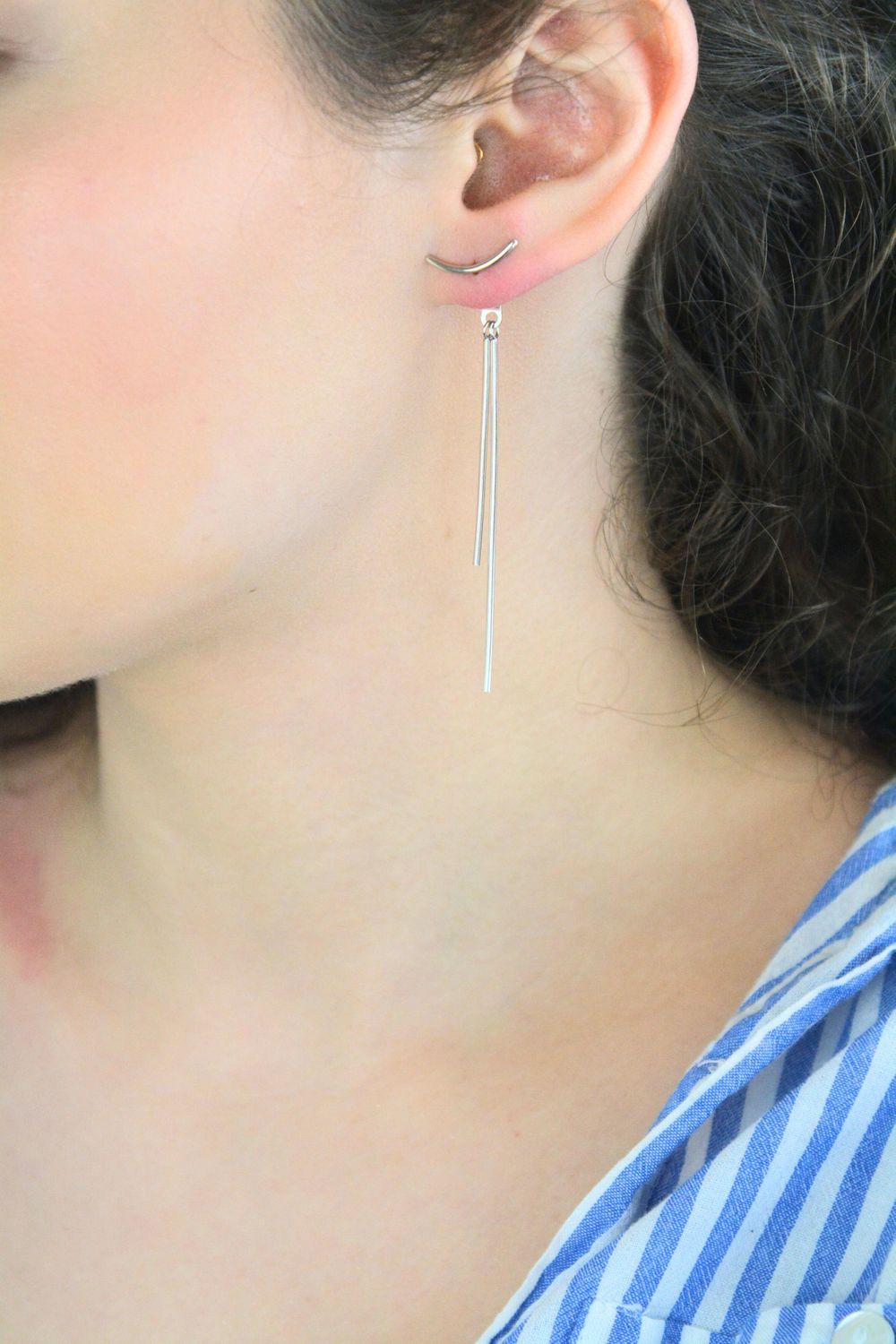 Nowoczesne kolczyki srebrne damskie JMAN0388SE00 📏 w formie wiszących patyczków. Srebro próby 925, długość 7,0 cm, waga 3,35 g, zapięcie na sztyft. Minimalistyczna biżuteria dla kobiet!1.jpg