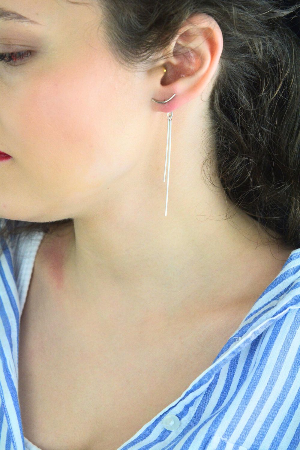 Nowoczesne kolczyki srebrne damskie JMAN0388SE00 📏 w formie wiszących patyczków. Srebro próby 925, długość 7,0 cm, waga 3,35 g, zapięcie na sztyft. Minimalistyczna biżuteria dla kobiet!1.jpg