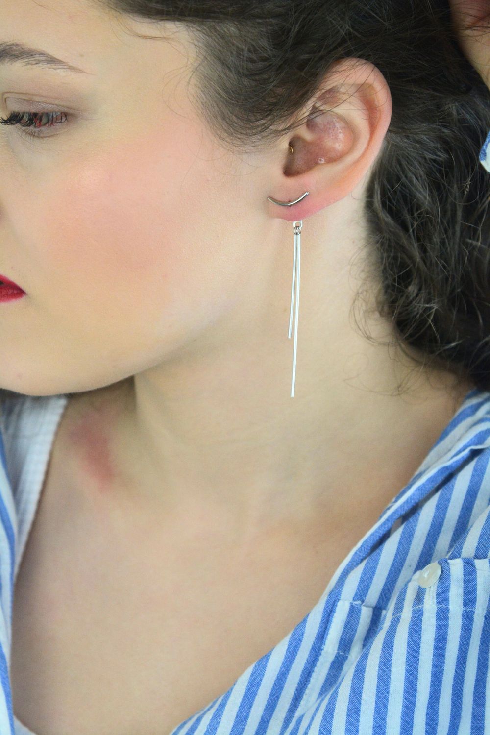 Nowoczesne kolczyki srebrne damskie JMAN0388SE00 📏 w formie wiszących patyczków. Srebro próby 925, długość 7,0 cm, waga 3,35 g, zapięcie na sztyft. Minimalistyczna biżuteria dla kobiet!1.jpg