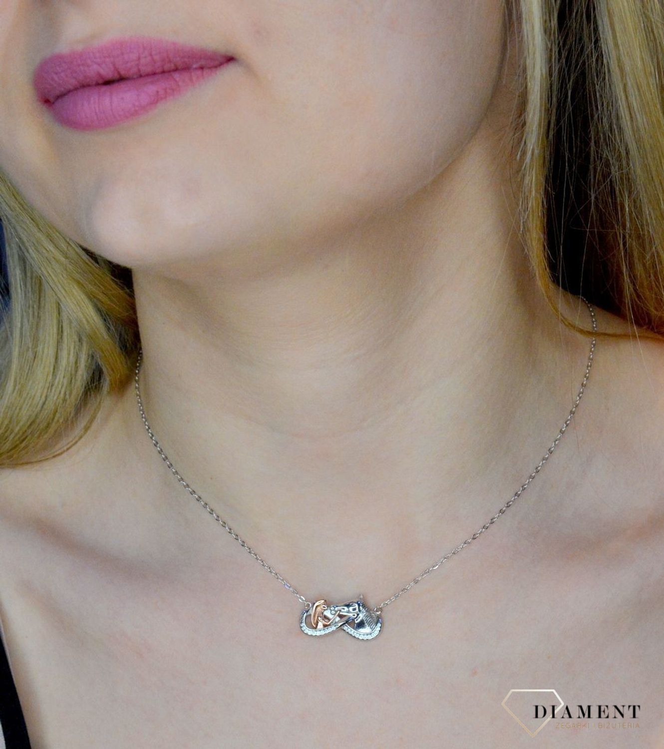 Srebrny naszyjnik z zawieszką nieskończoności 'Miłość do konia'. Srebrny naszyjnik z zawieszką nieskończoności 'Miłość do konia'. Naszyjnik został wykonany z najwyższej jakości srebra próby 925. Urocza zawieszka w kształcie pięknej zawieszki.jpg