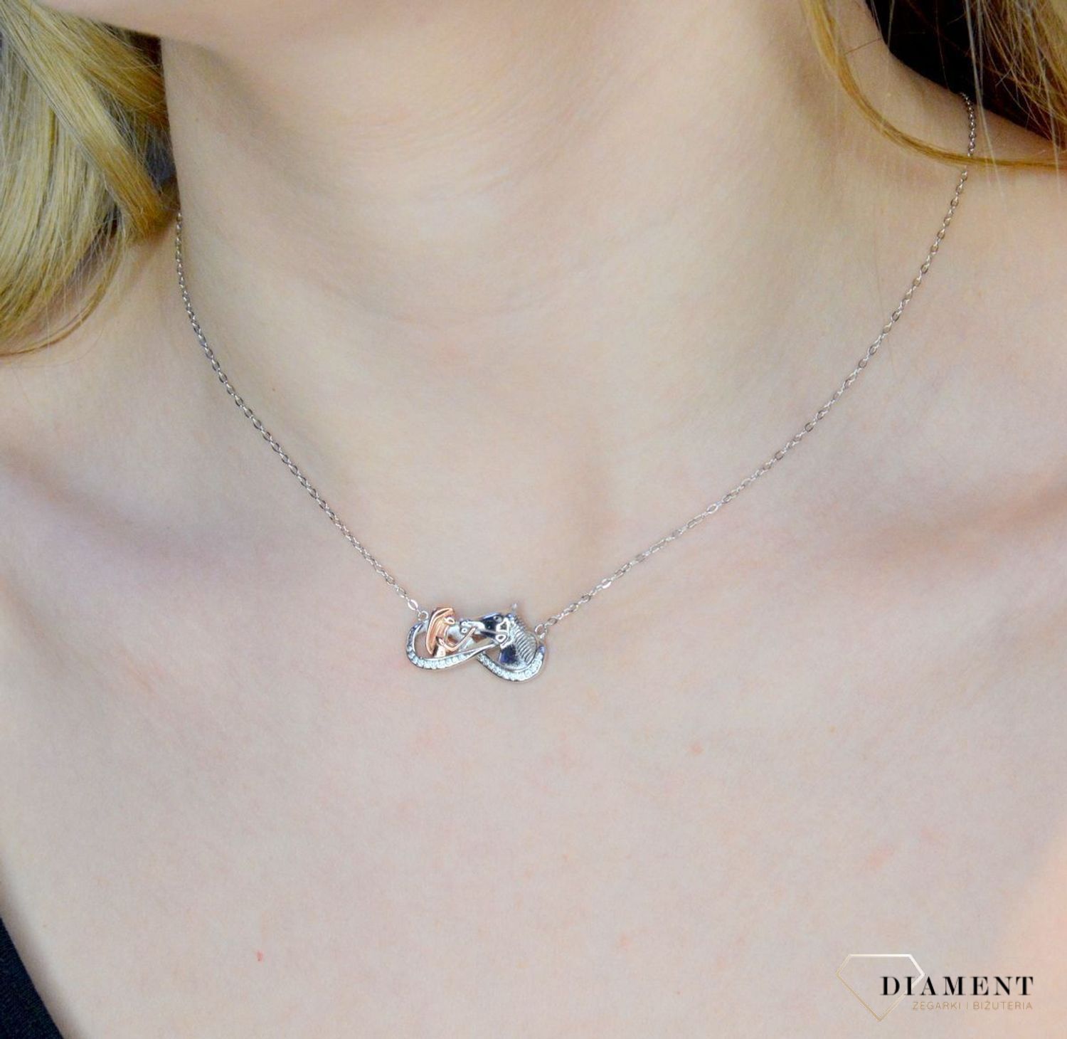 Srebrny naszyjnik z zawieszką nieskończoności 'Miłość do konia'. Srebrny naszyjnik z zawieszką nieskończoności 'Miłość do konia'. Naszyjnik został wykonany z najwyższej jakości srebra próby 925. Urocza zawieszka w kształcie pięknej zawieszki.jpg